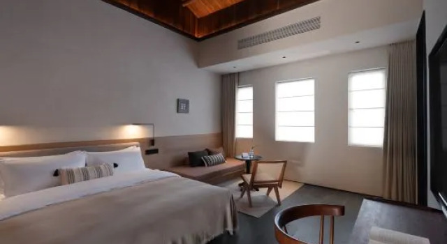 Двухместный люкс с балконом LIVINGSENSE Yinxi Shiwai Hotel