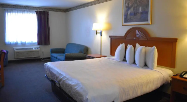Люкс Americas Best Value Inn & Suites Haltom City Ft. Worth