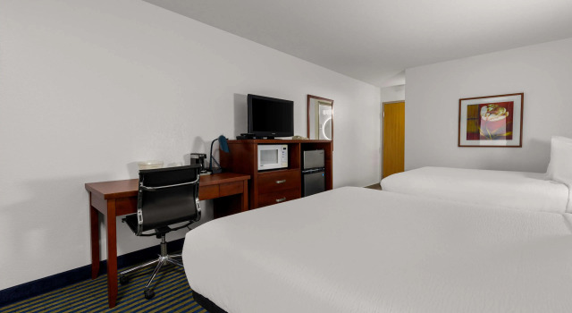 Четырёхместный номер Standard SureStay Plus by Best Western Brooks