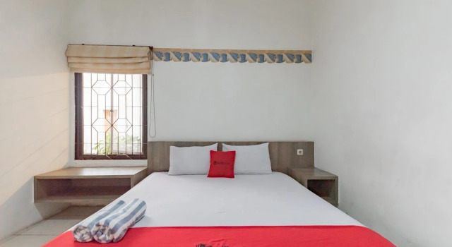 Номер Standard RedDoorz near Taman Kota Lapang Merdeka Sukabumi