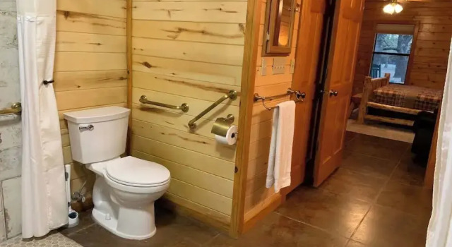 Коттедж с балконом Shady Lane Lodge - Near Town & Wheelchair Access