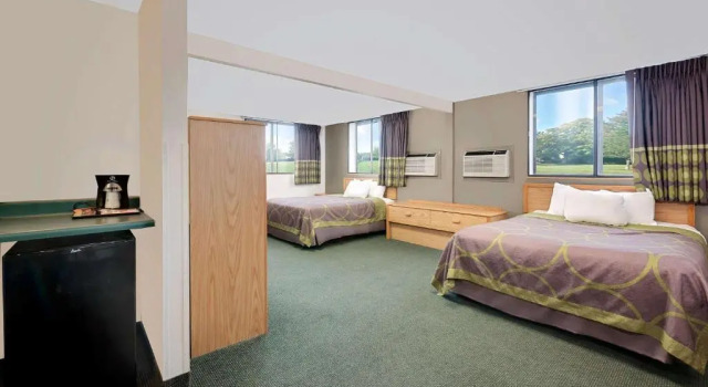 Четырёхместный номер Standard с видом на бассейн FairBridge Inn & Suites Spearfish