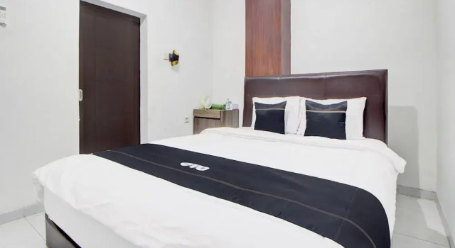 Люкс Standard RedDoorz at Omah Joyo Solo Inn