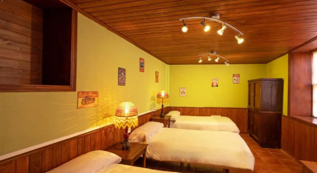 Кровать в общем номере Casa Jurado