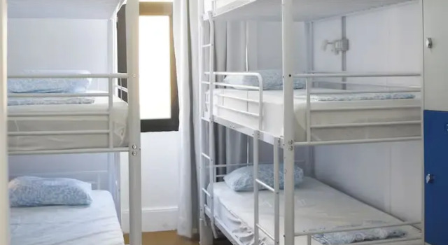 Кровать в общем номере La Isleta Nest Hostel