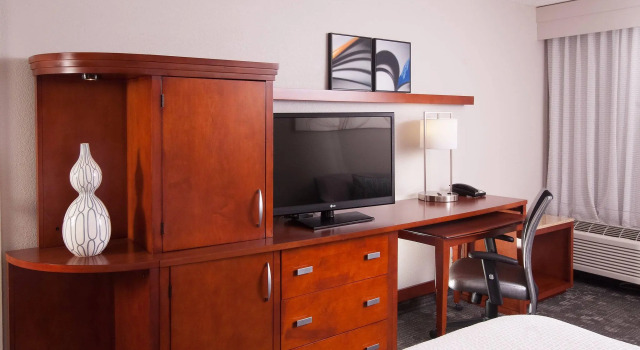 Четырёхместный номер Standard с видом на бассейн Courtyard Miami Coral Gables
