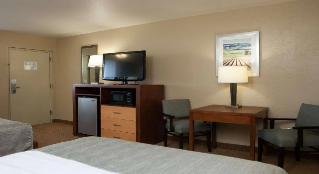 Четырёхместный номер Standard с видом на бассейн Best Western Foothills Inn