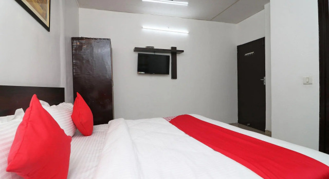 OYO 40425 Hotel Dazzle Inn, Varaa Hotelli Faridabad Haryana
