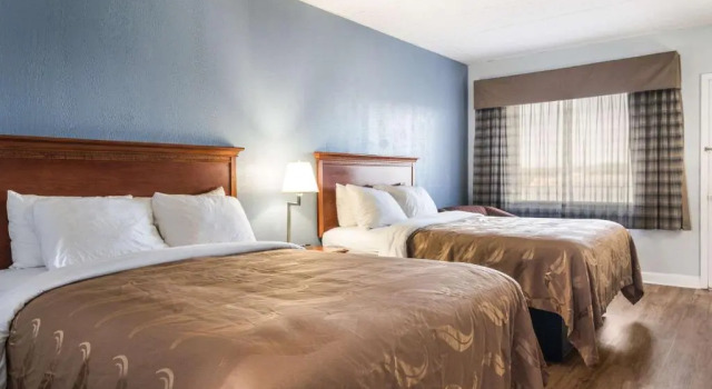 Четырёхместный номер Standard Quality Inn - On The Lake Clarksville-Boydton