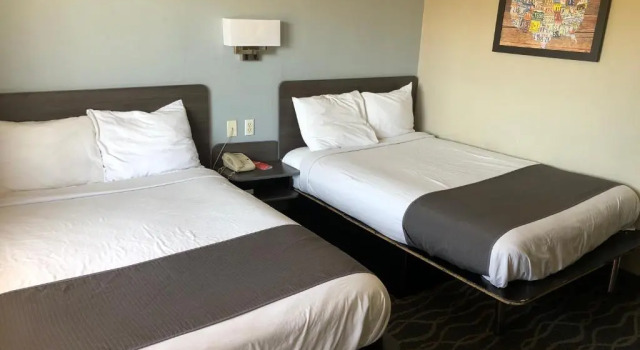 Четырёхместный люкс с видом на бассейн Motel 6 West Memphis Arkansas