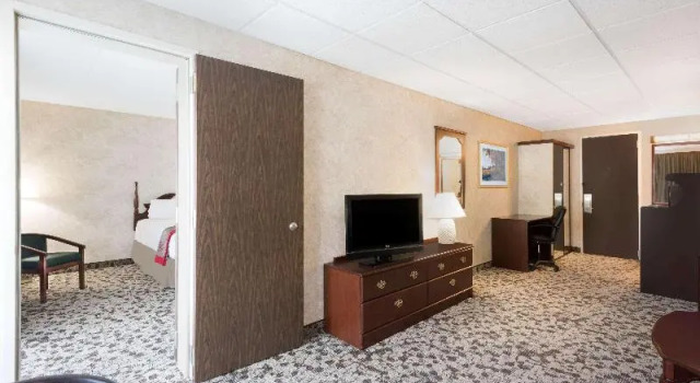Номер Standard с балконом Ramada Plaza by Wyndham Portland