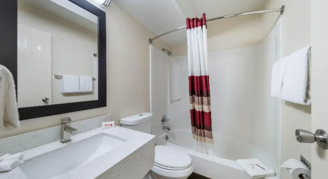 Четырёхместный номер Standard Red Roof Inn & Suites Denton