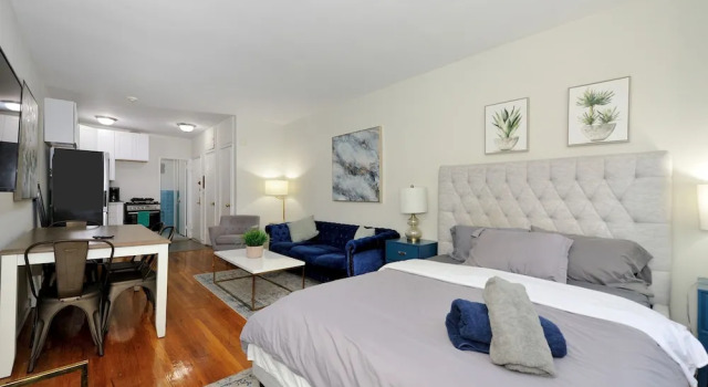 Апартаменты Charming UES Studio Walk to Subway Central Park