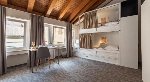 Кровать в общем номере (женский номер) Downtown Boutique Hostel