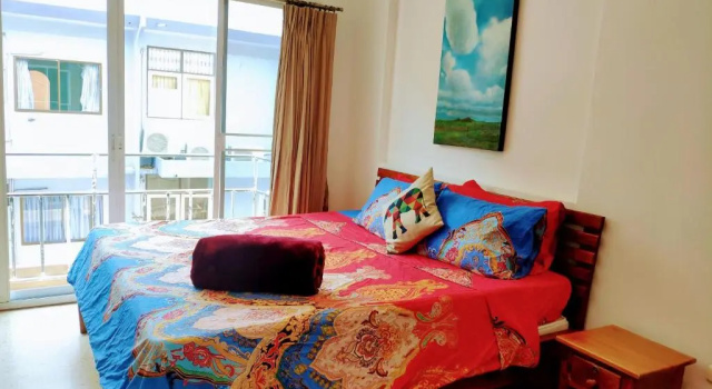 Студия Quiet studio with king bed, kitchen and balcony