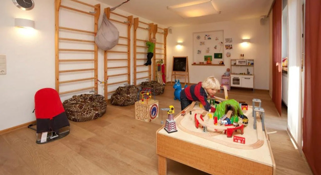 Hotel Babymio, Book Hotel Hoteller i Tyrol med pool, Swimmingpool