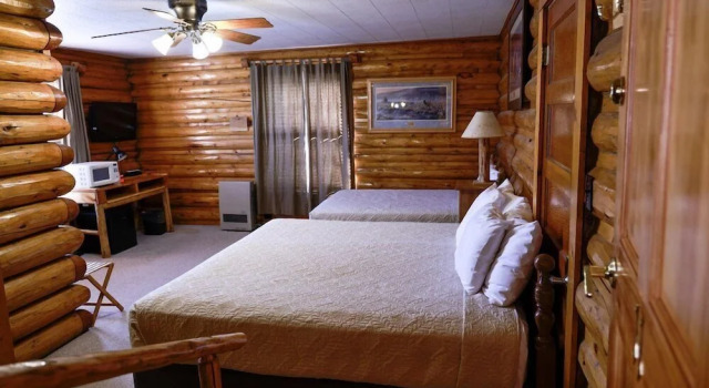 Twin Pines Lodge & Cabins, Varaa Lomakoti  