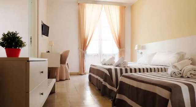 Трёхместный номер Standard с балконом и с частичным видом на море Ortigia Mastrarua rooms