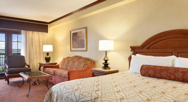 Номер Deluxe с видом на озеро Chateau on the Lake Resort Spa and Convention Center
