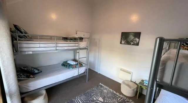 Кровать в общем номере Peppertree Lodge
