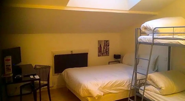 Трёхместный номер Standard Logis Hôtel du Haut-Bugey