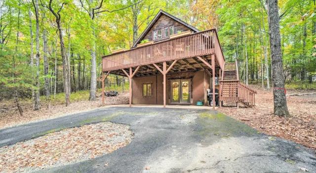 Коттедж Chic Brevard Cabin - Nature, Trails, & Water!