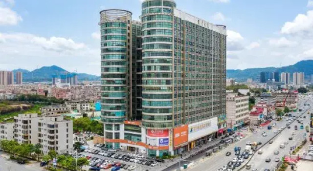 Vienna Hotel(Shenzhen Pingshan High-speed Rail Station & Pingshanwei Metro Station), Rezerwuj Hotel Hotele w Shenzhen z parkingiem, Parking