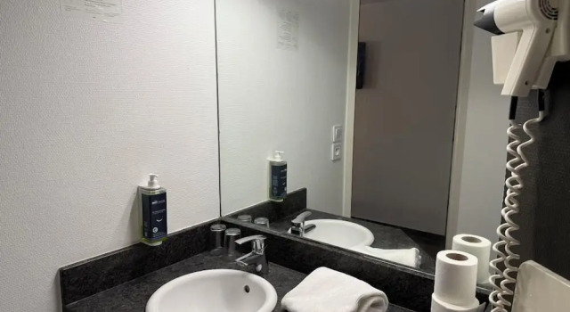 Номер Standard Brit Hotel Besancon lHorloge
