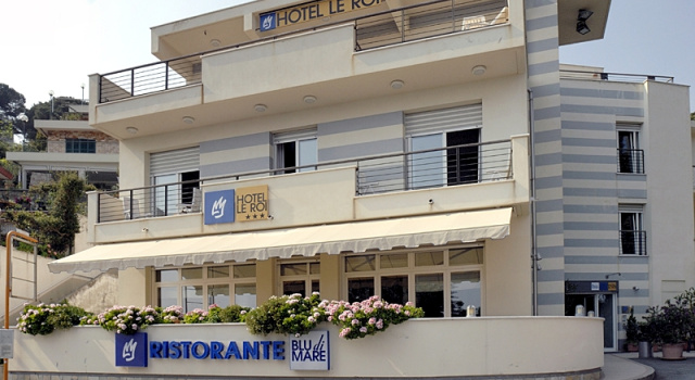 Кровать в общем номере Hotel Le Roi