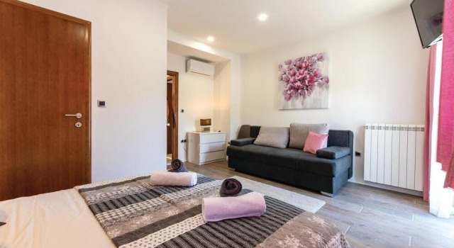 Awesome Apartment in Jesenice With Wifi and 1 Bedrooms, Book Lejlighed Jesenice Split Region