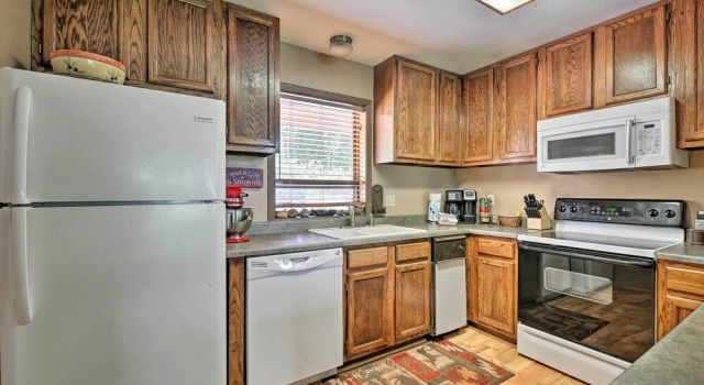 Апартаменты с 3 комнатами с балконом Cabin-style Condo w/ Deck Near Angel Fire Resort