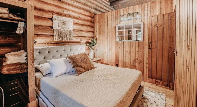 76gs - Genuine Log Cabin - Wifi - Pets Ok - Sleeps 4 2 Bedroom Home by RedAwning, Prenota Casa vacanze Warnick Stati Uniti