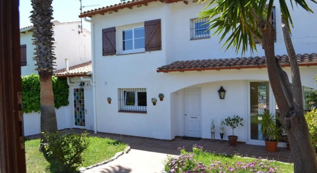Cute House with Swimming Pool, Забронировать Отель Отели Ситжес 4 звезды, 4*