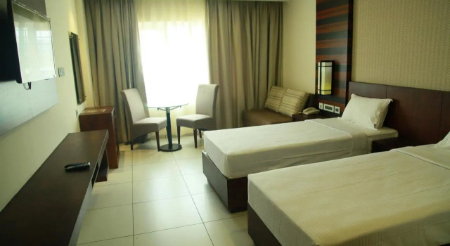 Vavas Inn & Suites, Book Hotel Hoteller i Melattoor med pool, Swimmingpool