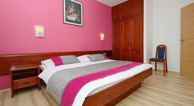 Семейные апартаменты с 3 комнатами с балконом и рядом с пляжем House Adrijana