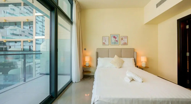 Tanin - Apartment Amidst Lively Area With Pool and Balcony