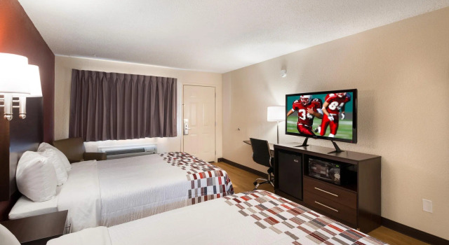 Четырёхместный номер Deluxe Red Roof Inn Temple