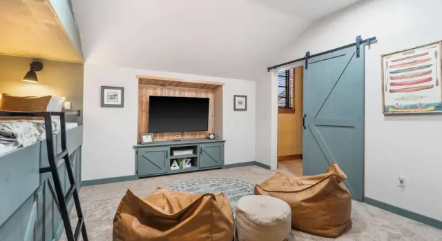 Номер Standard Penthouse 7 on Taneycomo - Chic Waterfront Condo!