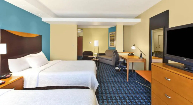 Четырёхместный люкс c 1 комнатой Fairfield Inn & Suites by Marriott Lexington North