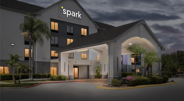 Spark by Hilton Fort Myers, Забронировать Отель Отели штата Флориды 3 звезды, 3*