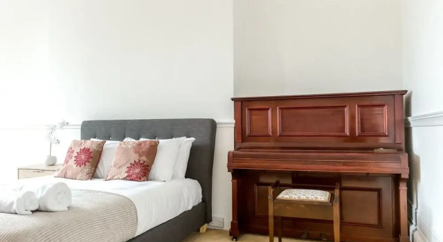 Spacious 1BR Period Apartment Hampstead