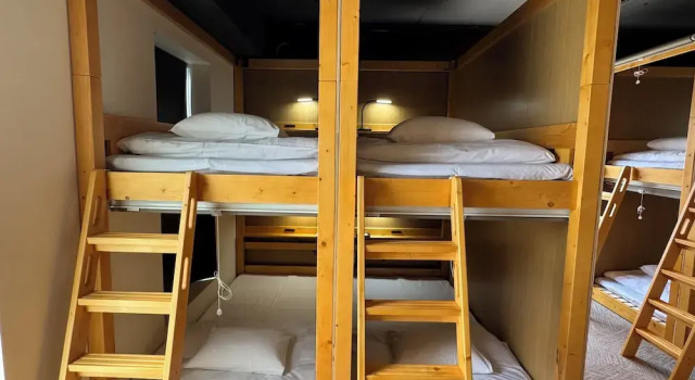 Кровать в общем номере CAPSULE HOTEL CONTINUE NijojoKita