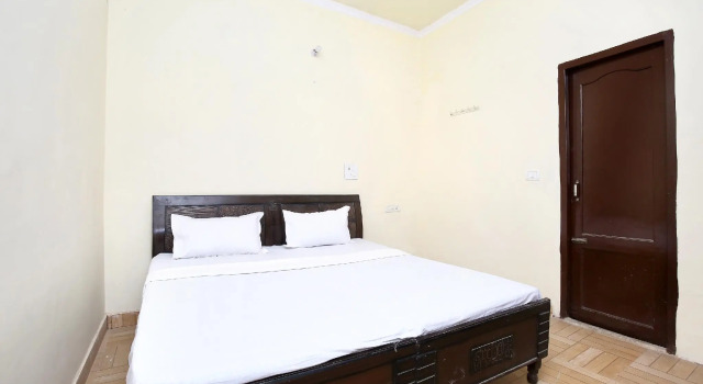 SPOT ON 40266 Hotel Krishna Cottage, Забронировать Отель Чандигарх Chandigarh Region
