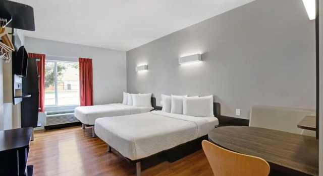 Четырёхместный номер Standard Motel 6 Airdrie