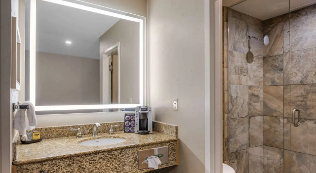 Двухместный номер Standard с балконом и с видом на реку Best Western Plus Kootenai River Inn Casino & Spa