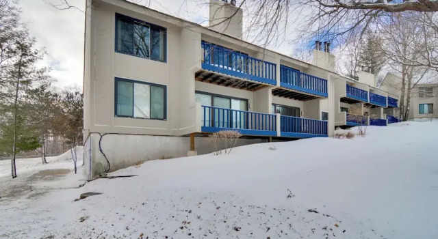 Bellaire Townhome on Summit Mtn w/ 2 Balconies!, Rezerwuj Apartament Bellaire Michigan