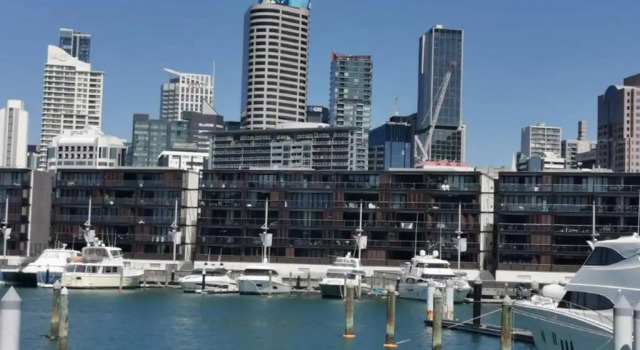 Lovely view apartment - free parking, pool and gym