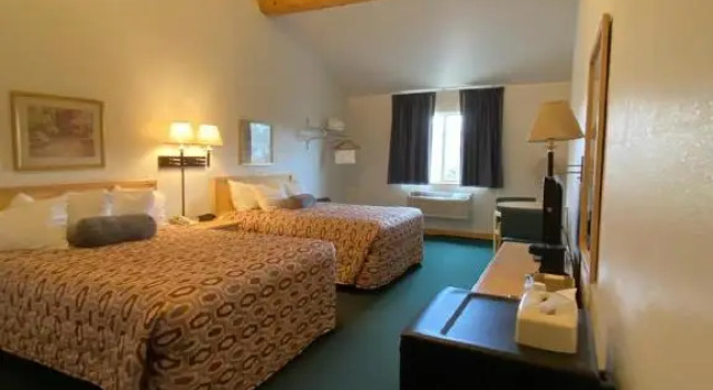 Четырёхместный номер Standard Moose Creek Lodge & Suites