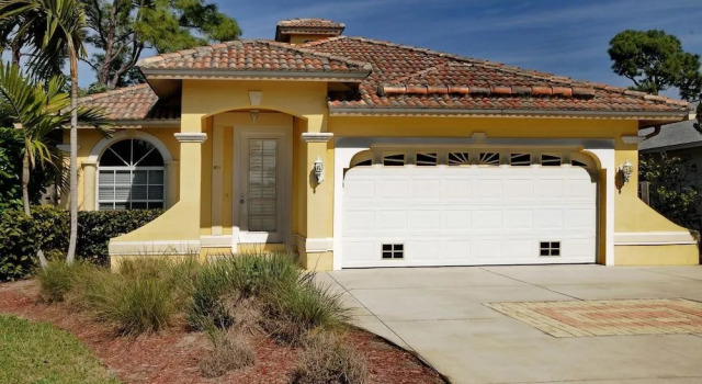 Tuscan Vacation Rental. Stylish 3-Bedroom Getaway Near Vanderbilt Beach Enjoy a Private Pool, Spacious Layout, and Modern Comforts Perfect for Families, Groups, and Pet-Friendly Stays, Book Feriehus Villaer i North Naples, Villa