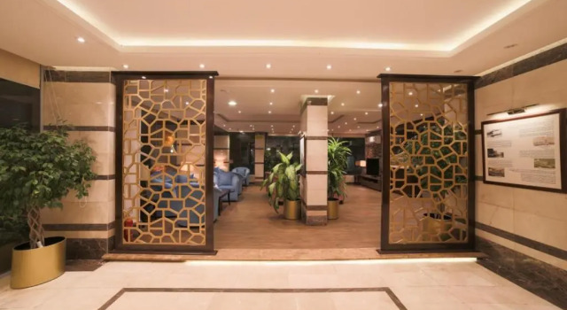 OYO 208 Roshan Hotel Suites Hera